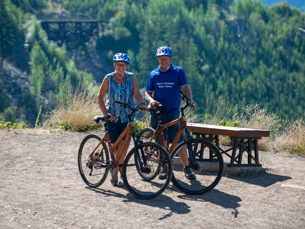 Two people looking happy in a bicycle tour